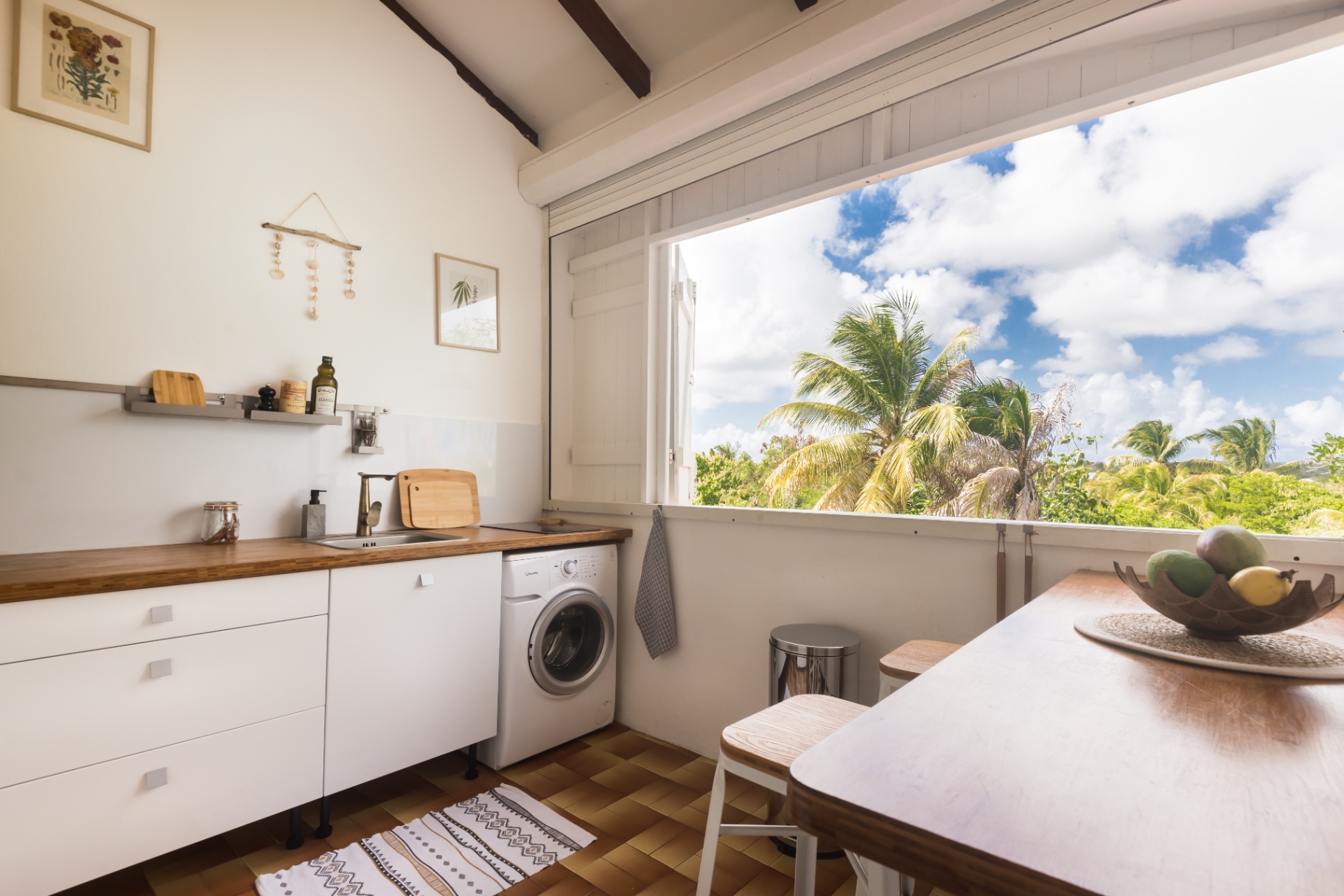 Cuisine avec vue sur les cocotiers
