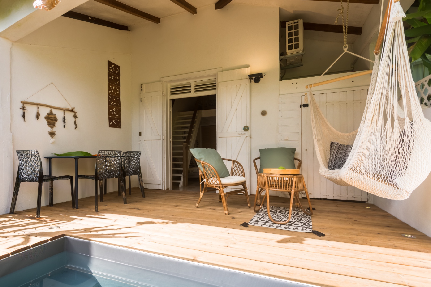 Terrasse tropicale avec hamacs