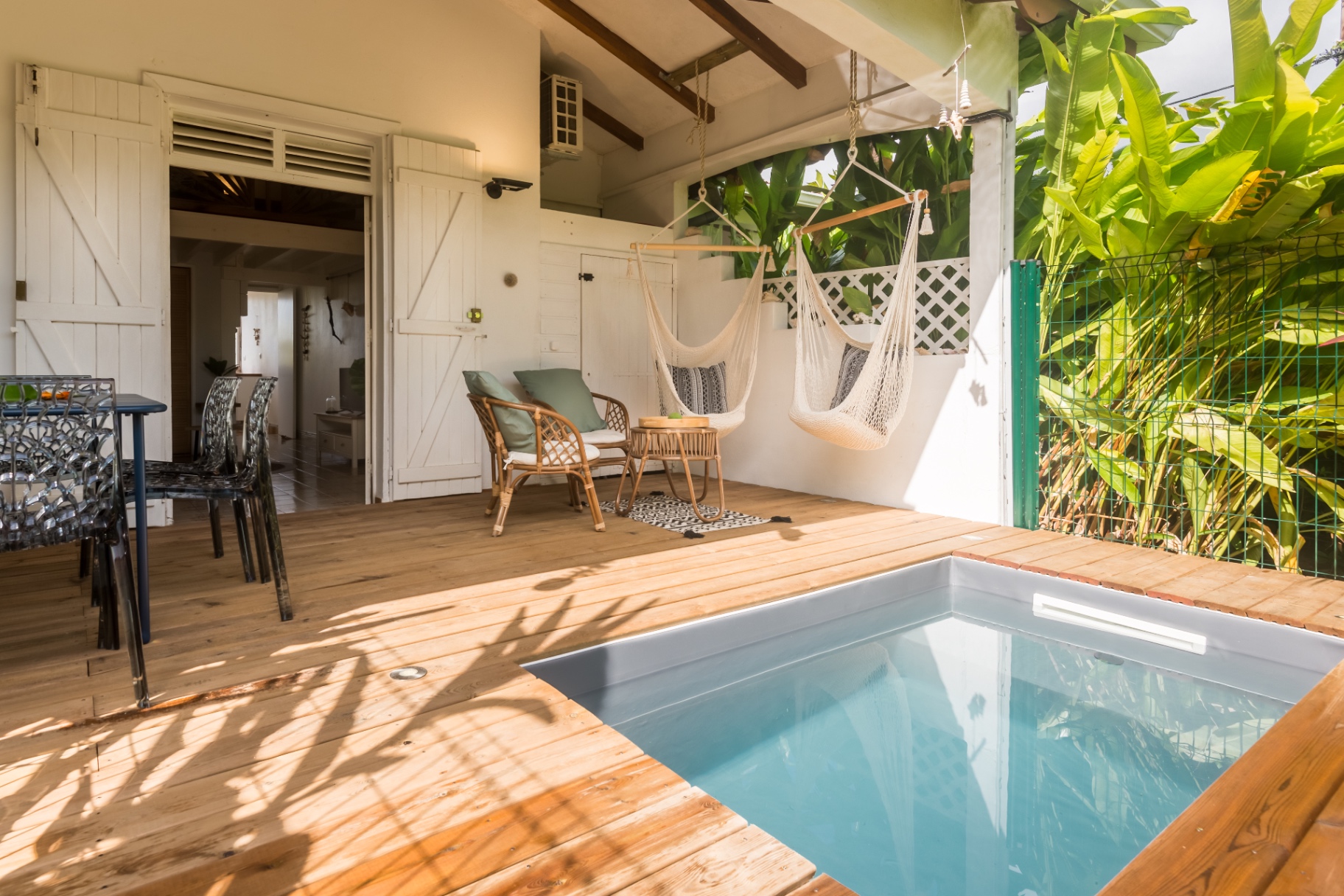 Bassin privé et terrasse en bois